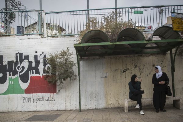 נשים ערביות מחכות בתחנת אוטובוס בנצרת. ארכיון (צילום: הדס פרוש/פלאש90)