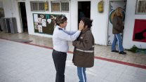 אסירה וסוהרת בכלא נווה תרצה. למצולמות אין קשר לכתבה (צילום: משה שי/פלאש90)