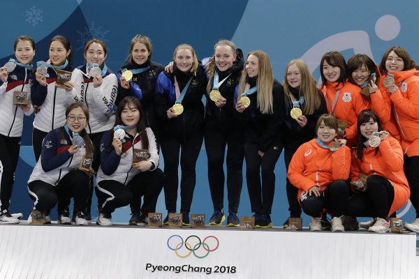 נבחרות שוודיה, דרום קוראיה ויפן מצטלמות עם המדליות בגמר באולימפיאדת החורף 2018. (AP Photo/Aaron Favila)