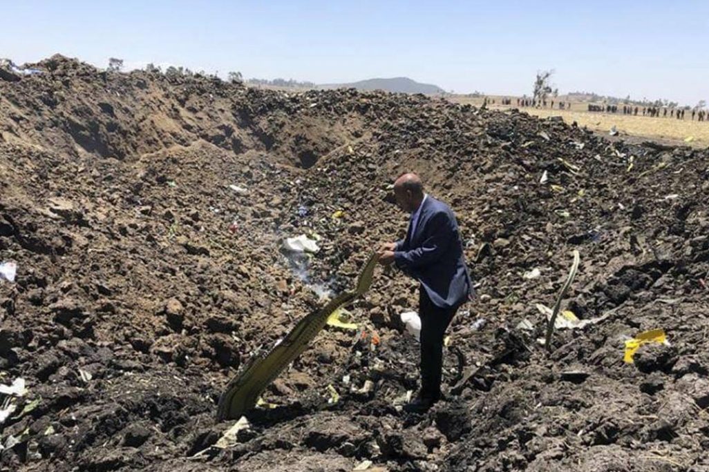 מנכ"ל חברת אתיופיאן איירליינס בוחן את ההריסות בזירת התרסקות המטוב החברה שהמריא מאדיס אבבה. 10 במרץ 2019 (Facebook via AP)