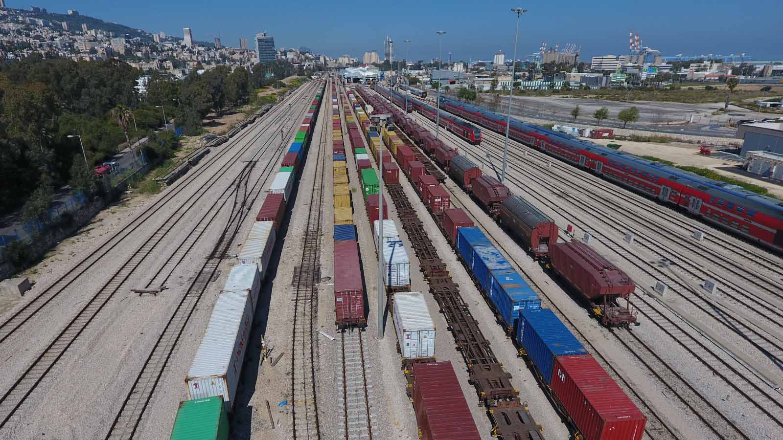 רכבות משא מועמסות שלא יכולות לנסוע בשל סכסוכי העבודה ברכבת ישראל. (צילום: מוטי ניאגו)
