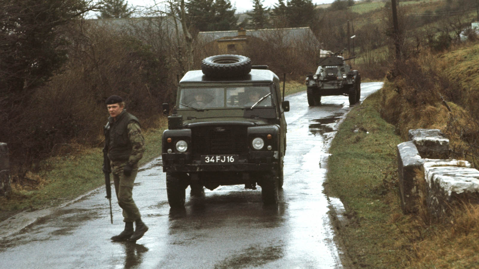 חייל בריטי מחפש מטענים בסמוך לכביש בקרבת הגבול עם הרפובליקה של אירלנד, כחלק מפטרול חמוש. ינואר 1978 (Photo by Alex Bowie/Getty Images)