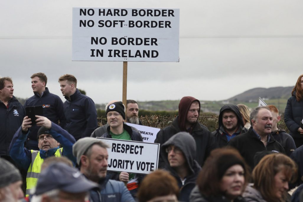 מפגינים נושאים שלטים הדורשים המשך של המצב הקיים היום בו אין גבול ממשי בין המדינות. נוארי, בגבול בין צפון אירלנד לרפובליקה של אירלנד, 26 לינואר 2019 . (AP Photo/Peter Morrison)