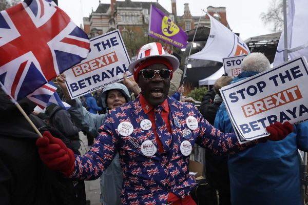 הפגנה מחוץ לפרלמנט בלונדון , 12 במרץ 2019 (AP Photo/Matt Dunham)