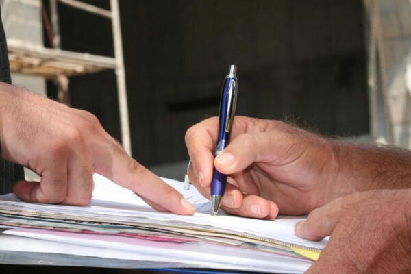 אדם חותם על חוזה הלוואה (צילום: יוסי זמיר  / פלאש90)