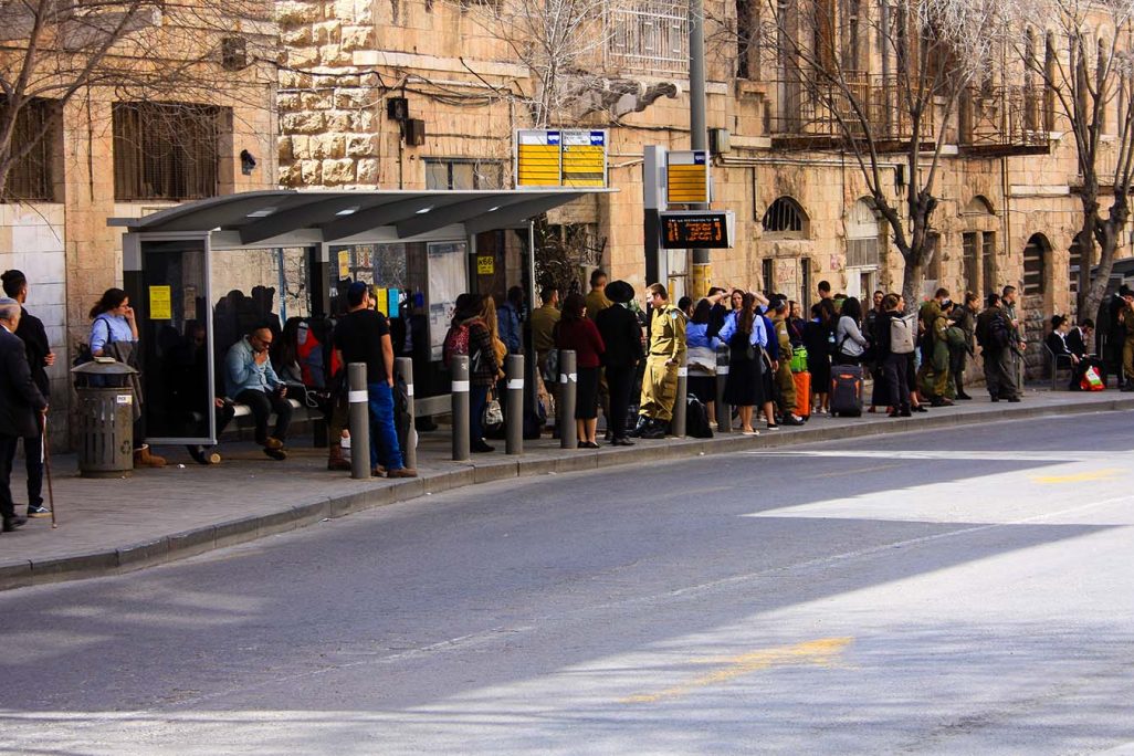 נוסעים מחכים בתחנה בירושלים. אילוסטרציה. למצולמים אין קשר לכתבה (Jose HERNANDEZ Camera 51 / Shutterstock.com)