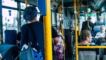 נוסעים באוטובוס. אילוסטרציה. למצולמים אין קשר לכתבה (Jose HERNANDEZ Camera 51 / Shutterstock.com)