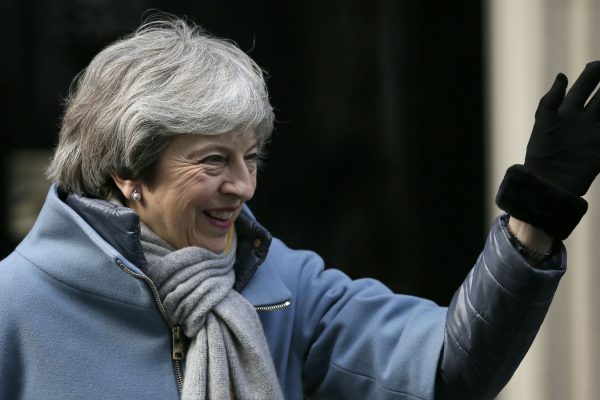 ראש ממשלת בריטניה תרזה מיי יוצאת לכיוון הפרלמנט להצבעה על דחיית הברקזיט. 14 במרץ 2019 (AP Photo/Tim Ireland)