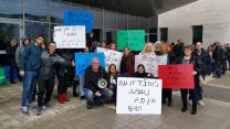 מאות עובדים מפגינים בשעה זו מול משרדי ההנהלה בשוהם  (דוברות ההסתדרות)