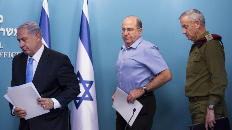 יו"ר מפלגת כחול לבן בני גנץ בזמן כהונתו כרמטכ"ל בוגי יעלון בזמן כהונתו כשר הביטחון ורה"מ נתניהו (צילום ארכיון: יונתן זינדל/ פלאש90)