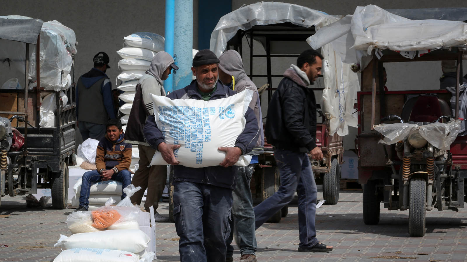 אזרח פלסטיני ברפיח, רצועת עזה סוחב חבילת סיוע מהאו&quot;ם. 3 במרץ 2019 (צילום: עבד ראחים כאתיב/ פלאש 90)