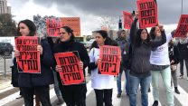 הפגנה נגד סגירת ההוסטל לנערות בסיכון. (קרדיט כוח לעובדים)