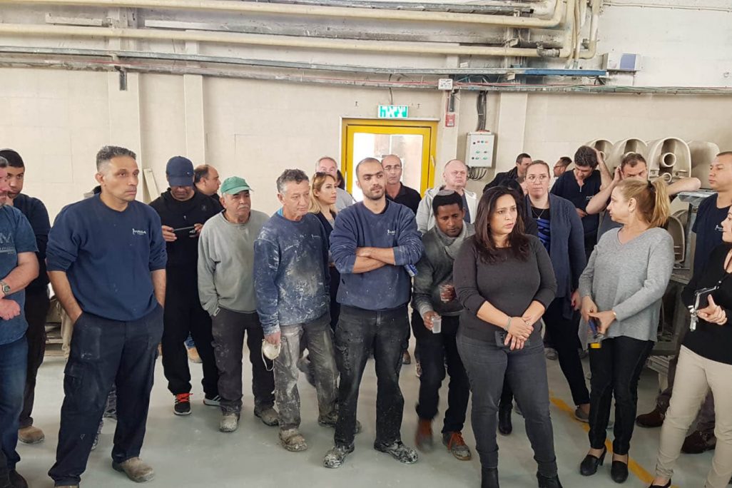 עשרות עובדי מפעל "חרסה" בבאר שבע באסיפת חירום על רקע הכוונה לחסל את פעילותו, 18 במרץ 2019 (צילום: דוברות ההסתדרות)