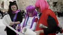 נשות הכותל מחופשות בפורים קוראות ממגילת אסתר בכותל (מרים אלסטר / פלאש90)