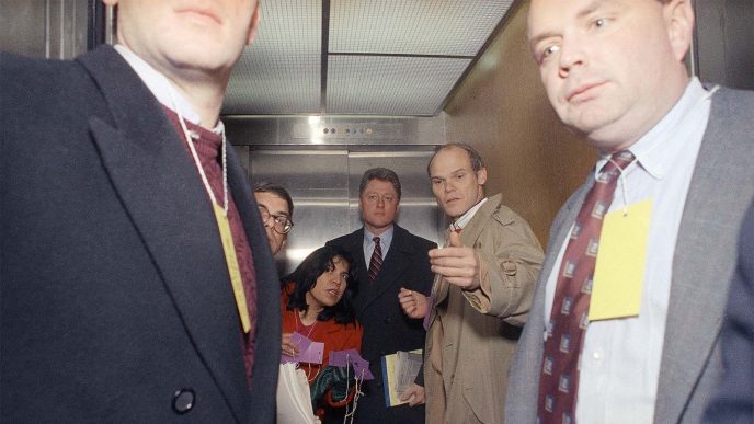 המועמד לנשיאות ארה&quot;ב ביל קלינטון ויועצו האסטרטגי ג'יימס קארוויל, ינואר 1992 (AP Photo/Susan Walsh)