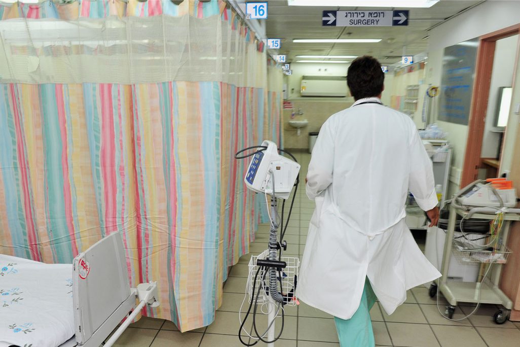 רופא בבית החולים ברזילי באשקלון (צילום ארכיון: ChameleonsEye / Shutterstock.com)