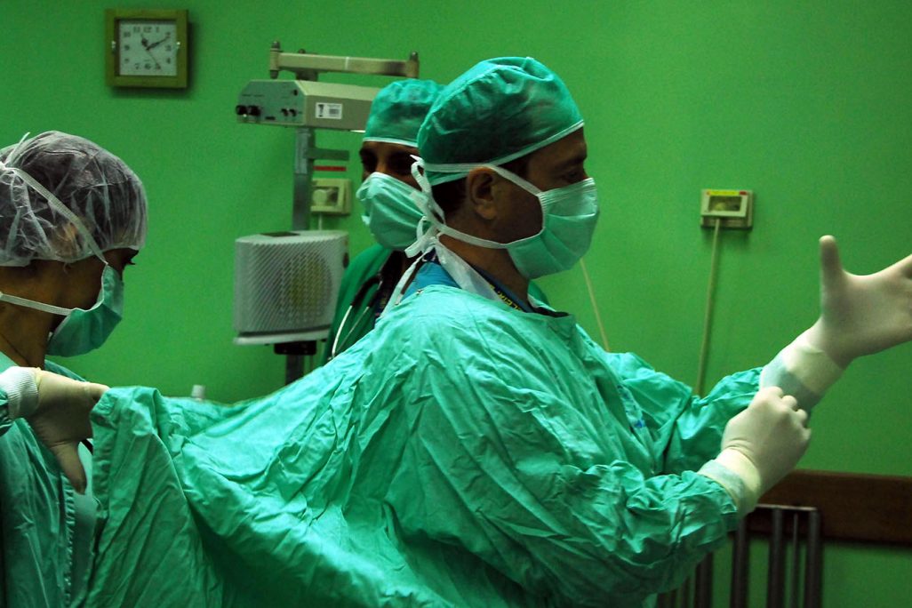 רופא בבית החולים ברזילי באשקלון (צילום ארכיון: (ChameleonsEye / Shutterstock.com)