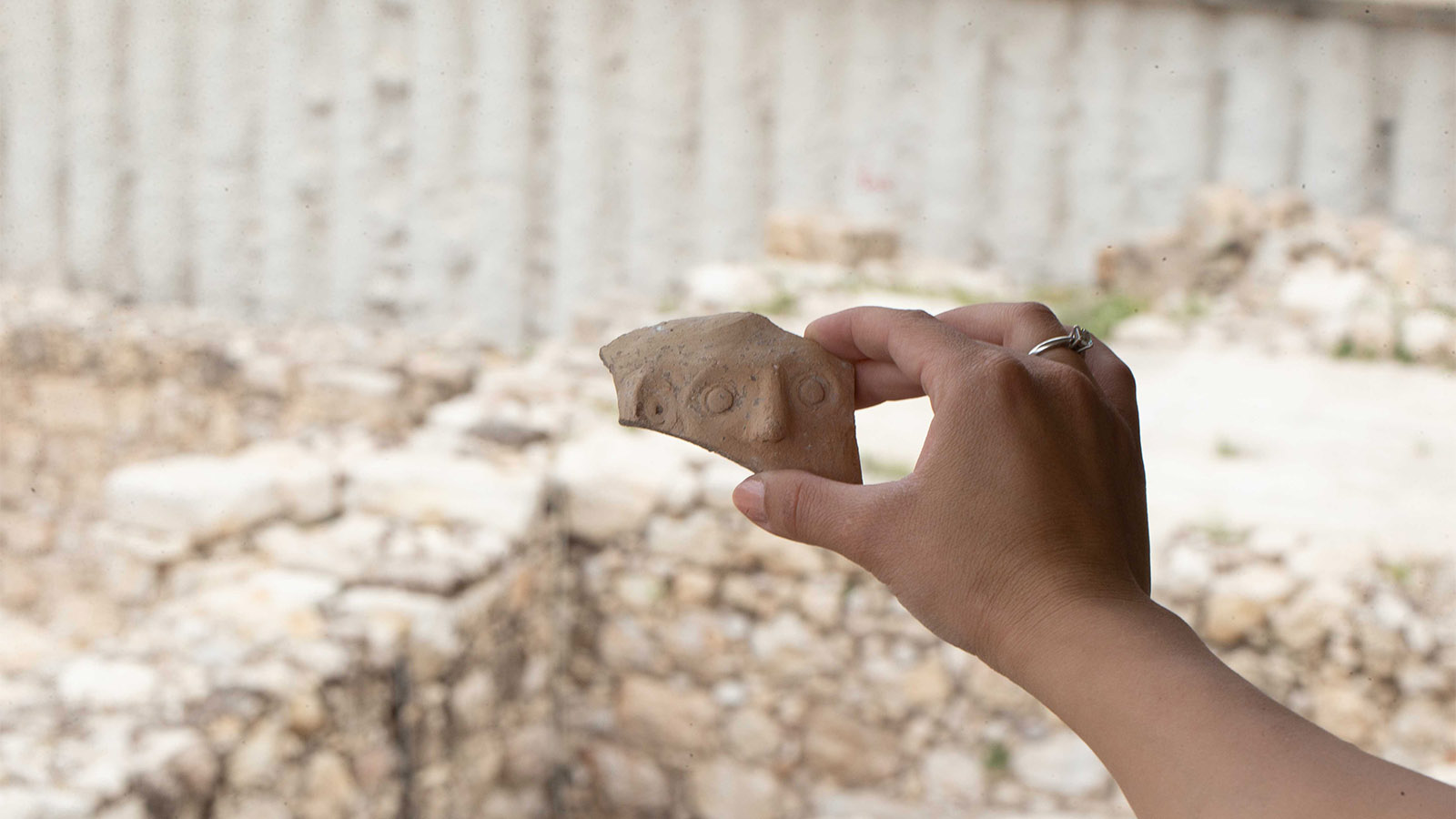 שבר קנקן המעוטר בפנים אנושיות מהתקופה הפרסית התגלה בעיר דוד ונחשף לכבוד פורים (צילום: אליהו ינאי, עיר דוד)