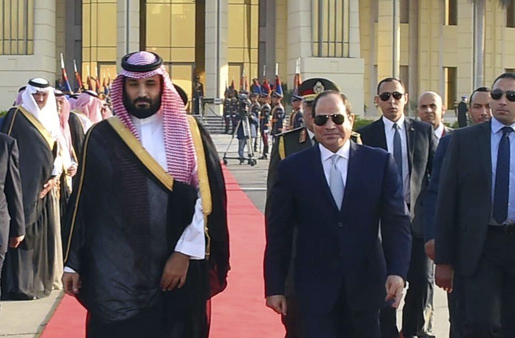 יורש העצר הסעודי הנסיך מוחמד בין סלמן לצידו של נשיא מצרים עבדל פתח אל סיסי בקהיר (Egyptian Presidency via AP)