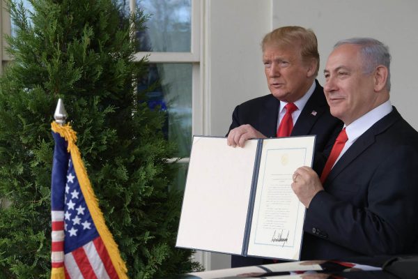 נתניהו וטראמפ מציגים את הצו הנשיאותי המכיר בריבונות ישראל ברמת הגולן, 25 במרץ 2019 (צילום: עמוס בן גרשום/לע"מ)