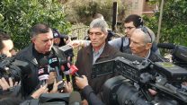חברי מפלגת העבודה גבאי, רוסו ובר לב באזור הפגיעה במושב משמרת (ללא קרדיט)