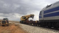 חטיבת התשתיות של רכבת ישראל בתיקון ליקויי המסילה בקו דימונה-באר שבע (צילום: דוברות רכבת ישראל)