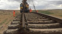 חטיבת התשתיות של רכבת ישראל בתיקון ליקויי המסילה בקו דימונה-באר שבע (צילום: דוברות רכבת ישראל)