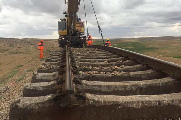 חטיבת התשתיות של רכבת ישראל בתיקון ליקויי המסילה בקו דימונה-באר שבע (צילום: דוברות רכבת ישראל)