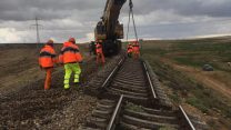 חטיבת התשתיות של רכבת ישראל בתיקון ליקויי המסילה בקו דימונה-באר שבע (צילום: דוברות רכבת ישראל)