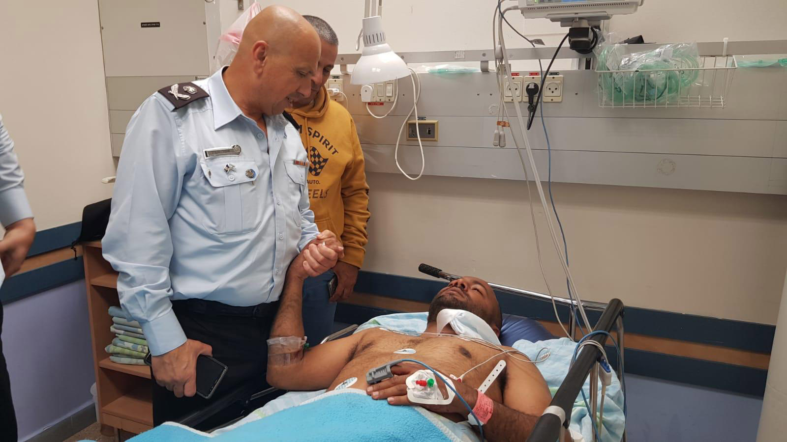 ממלא מקום הנציב, גונדר אשר וקנין, ביקר הלילה בבית חולים סורוקה את קצין שב״ס שהותקף על ידי אסיר ביטחוני בבית סוהר קציעות. (צילום: דוברות שב״ס)
