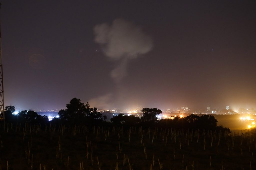 עשן מיתמר מעל רצועת עזה במהלך תקיפת צה"ל, כפי שנראה מצד ישראל, 25 במרץ 2019 (צילום: הדס פרוש/פלאש90)