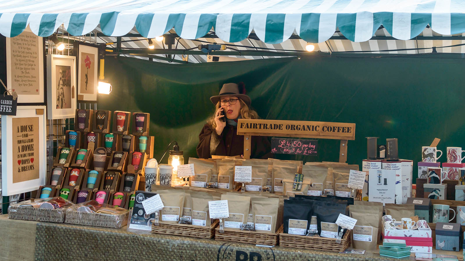 דוכן למכירת קפה ב&quot;סחר הוגן&quot; בגלוצ'סטר שבאנגליה (Jacek Wojnarowski / Shutterstock.com)