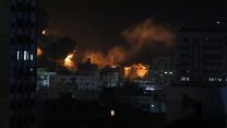 תקיפות צה"ל בעזה, כפי שנצפה מבתוך הרצועה, 25 במרץ 2019  (AP Photo/Adel Hana)