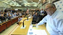 יו״ר ההסתדרות הנכנס ארנון בר דוד בנאומו בבית נבחרי ההסתדרות (צילום: דוברות ההסתדרות).