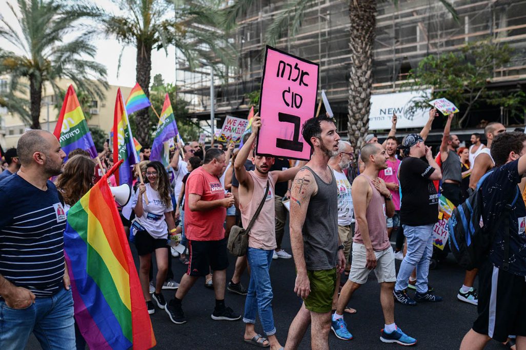 הפגנה של חברי קהילת הלט"ב נגד חוק המונע פונדקאות לזוגות חד מיניים. 19 ביולי 2018 (צילום: תומר ניוברג/פלאש90)