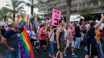 הפגנה של חברי קהילת הלט"ב נגד חוק המונע פונדקאות לזוגות חד מיניים. 19 ביולי 2018 (צילום: תומר ניוברג/פלאש90)