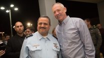 מפכ״ל המשטרה לשעבר רוני אלשיך ויו״ר מפלגת כחול לבן בני גנץ (צילום: יונתן זינדל).