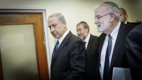 ראש הממשלה בנימין נתניהו והיועץ המשפטי לממשלה אביחי מנדלבליט (צילום: מרים אלטשר/פלאש90).