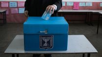 מצביע בקלפי בבחירות לכנסת (צילום: נתי שוחט/פלאש90)