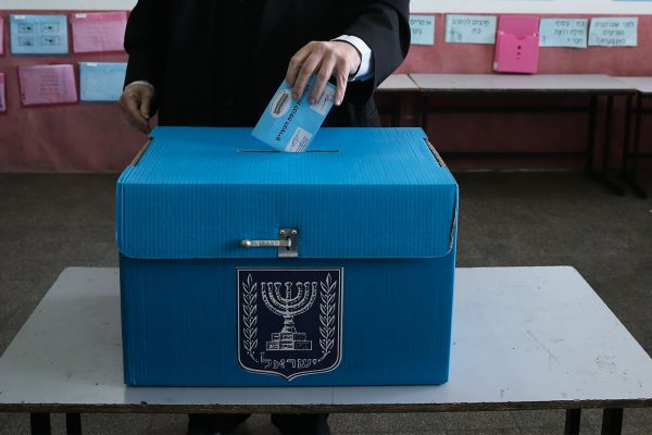 מצביע בקלפי בבחירות לכנסת (צילום: נתי שוחט/פלאש90)