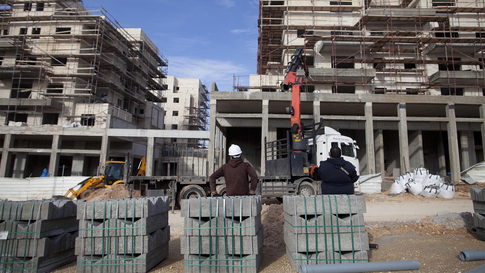 פועלי בניין באתר בנייה בעיר חריש. 28 בינואר 2018 (צילום: ליאור מזרחי/פלאש90)