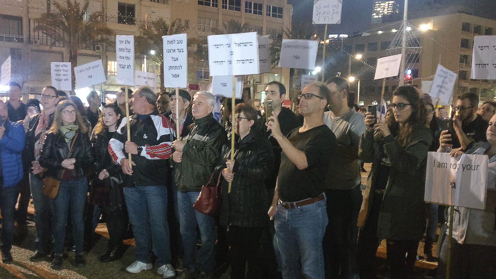 ישראלים דוברי רוסית מפגינים בכיכר רבין בעקבות התבטאויותיו של השר אריה דרעי נגדם (צילום: דוד טברסקי)