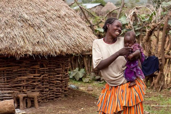 אישה וביתה בכפר בעמק אומו באתיופיה (צילום: shutterstock).