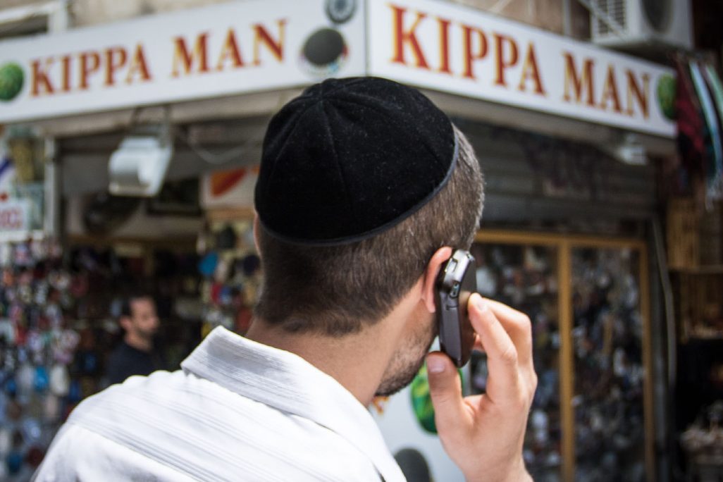 אדם מדבר בטלפון בירושלים. ארכיון (Photo by Zack Wajsgras/Flash90)