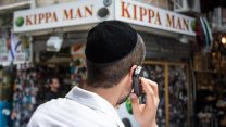 אדם מדבר בטלפון בירושלים. ארכיון (Photo by Zack Wajsgras/Flash90)