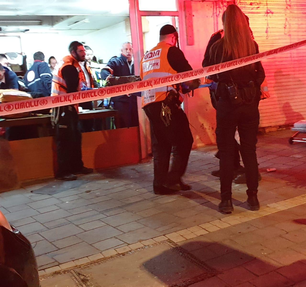 זירת האירוע בחיפה, בו נהרג גבר ואישה נפצעה באורח בינוני בחנות נעולה. (צילום: איחוד הצלה)