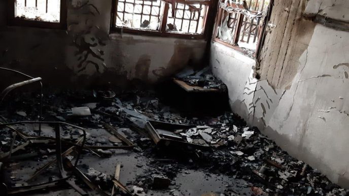 אלמונים שרפו את המחלקה לשירותים חברתיים ביישוב ערערה שבנגב. (צילום: איגוד העובדים הסוציאליים)