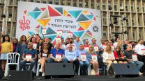 מקבלי אות ההתאגדות בעצרת האחד במאי עם יו"ר ההסתדרות ארנון בר דוד (צילום: דוברות ההסתדרות)