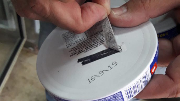 משטרת ישראל חשפה מחלבה באזור חיפה אשר זייפה ושיווקה מוצרי חלב פגי תוקף. (קרדיט דוברות המשטרה)