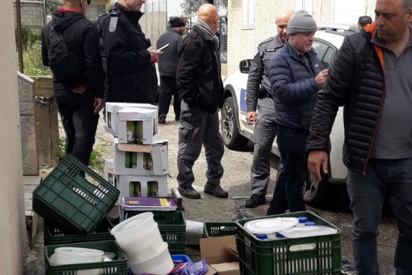 משטרת ישראל חשפה מחלבה באזור חיפה אשר זייפה ושיווקה מוצרי חלב פגי תוקף. (קרדיט דוברות המשטרה)